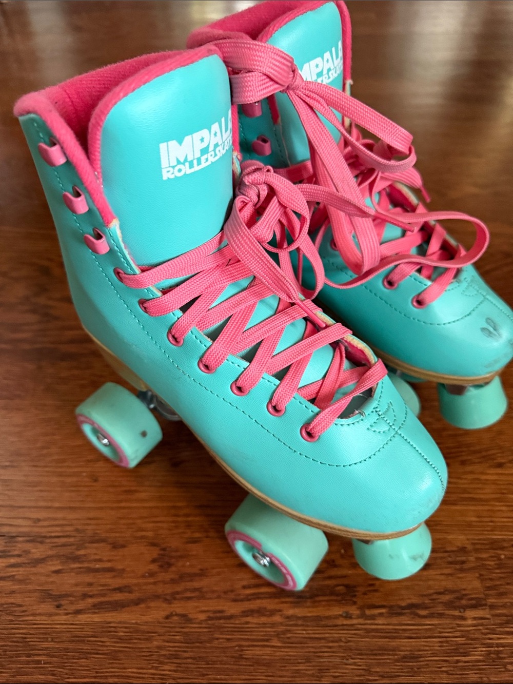 Impala Sidewalk skates in Aqua with pink laces
